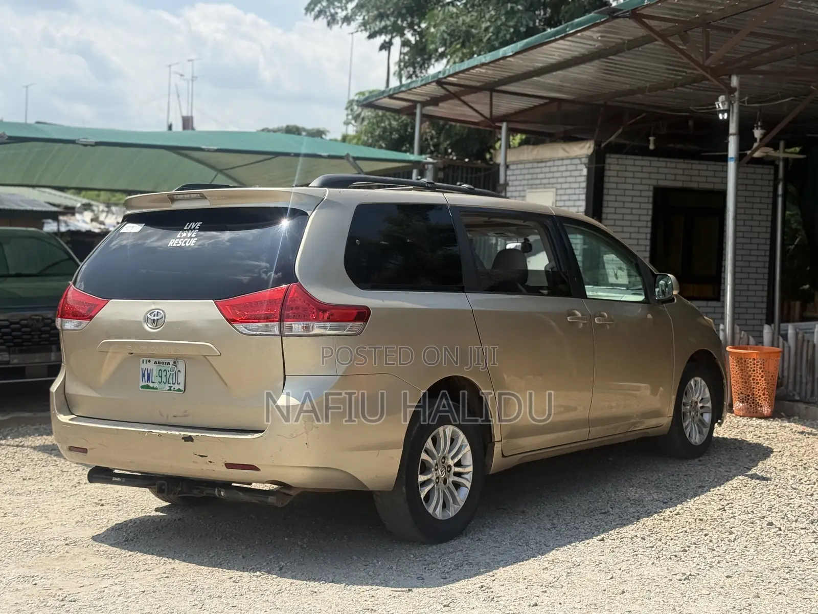 Toyota Sienna 2011 Gold