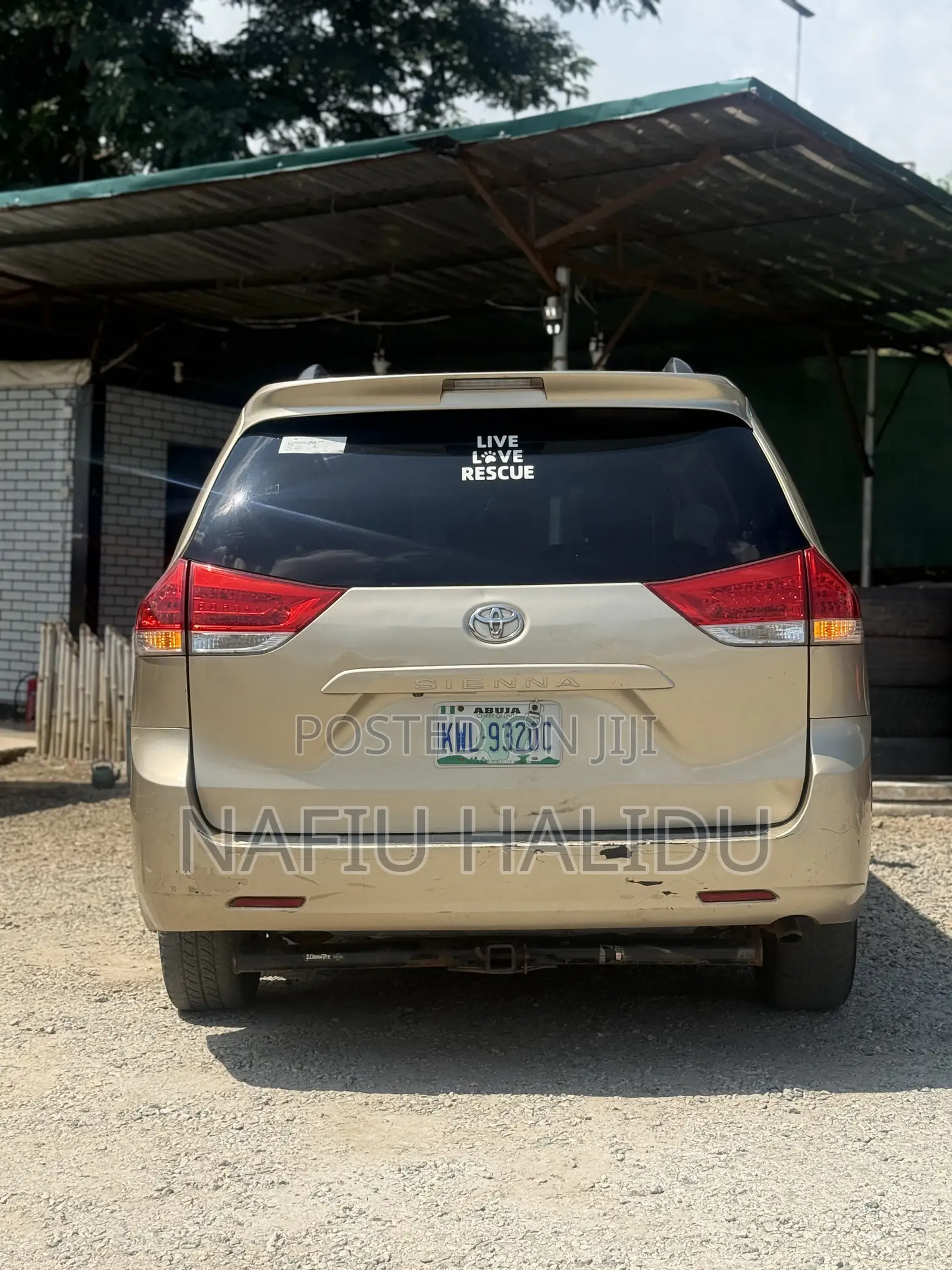 Toyota Sienna 2011 Gold