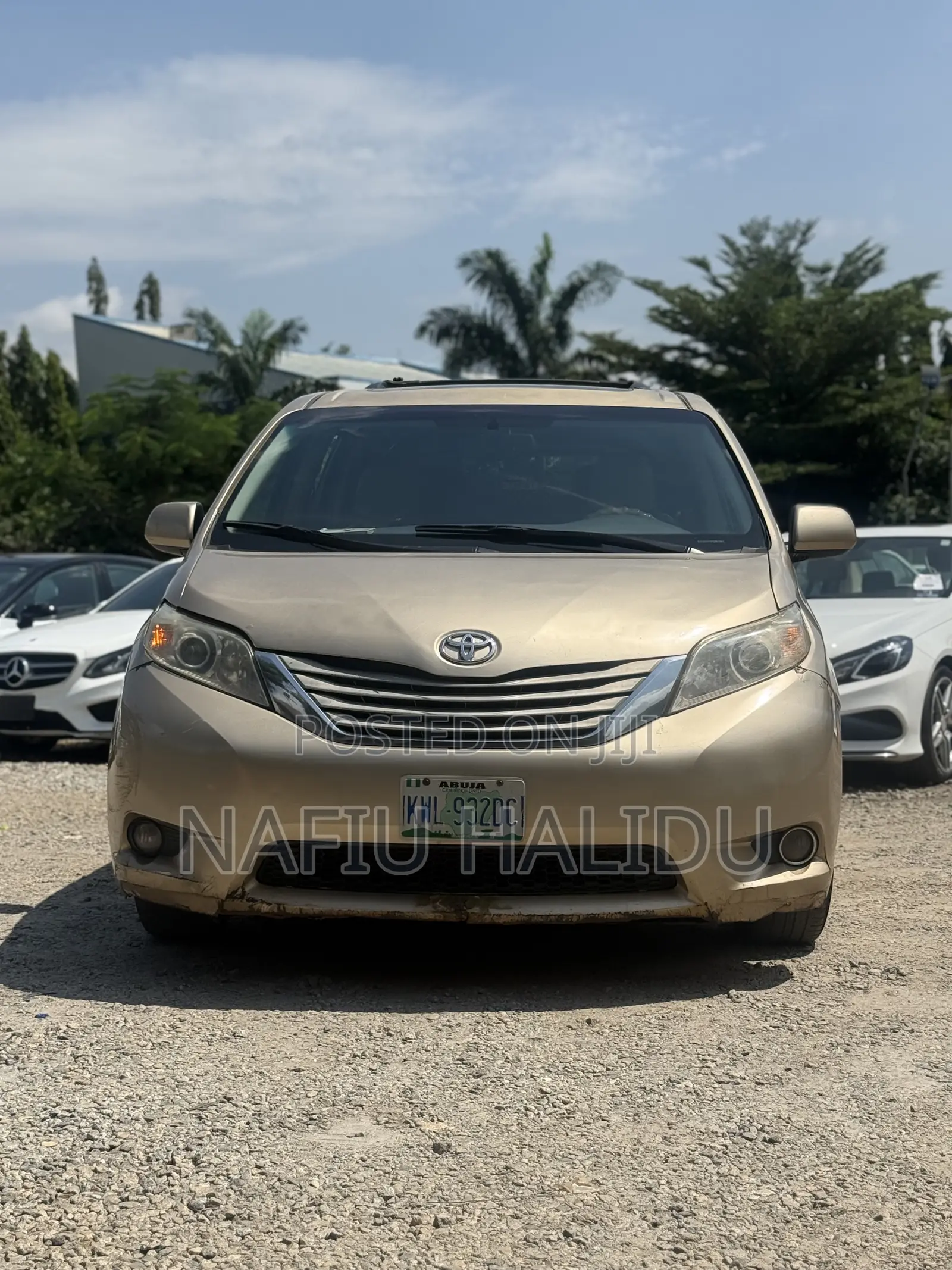 Toyota Sienna 2011 Gold