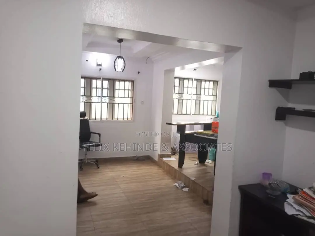 3bdrm Block of Flats in Kolapo Ishola Gra, Akobo for rent