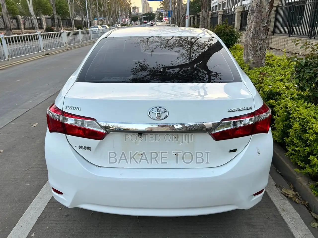 Toyota Corolla LE ECO Premium (1.8L 4cyl CVT) 2016 White