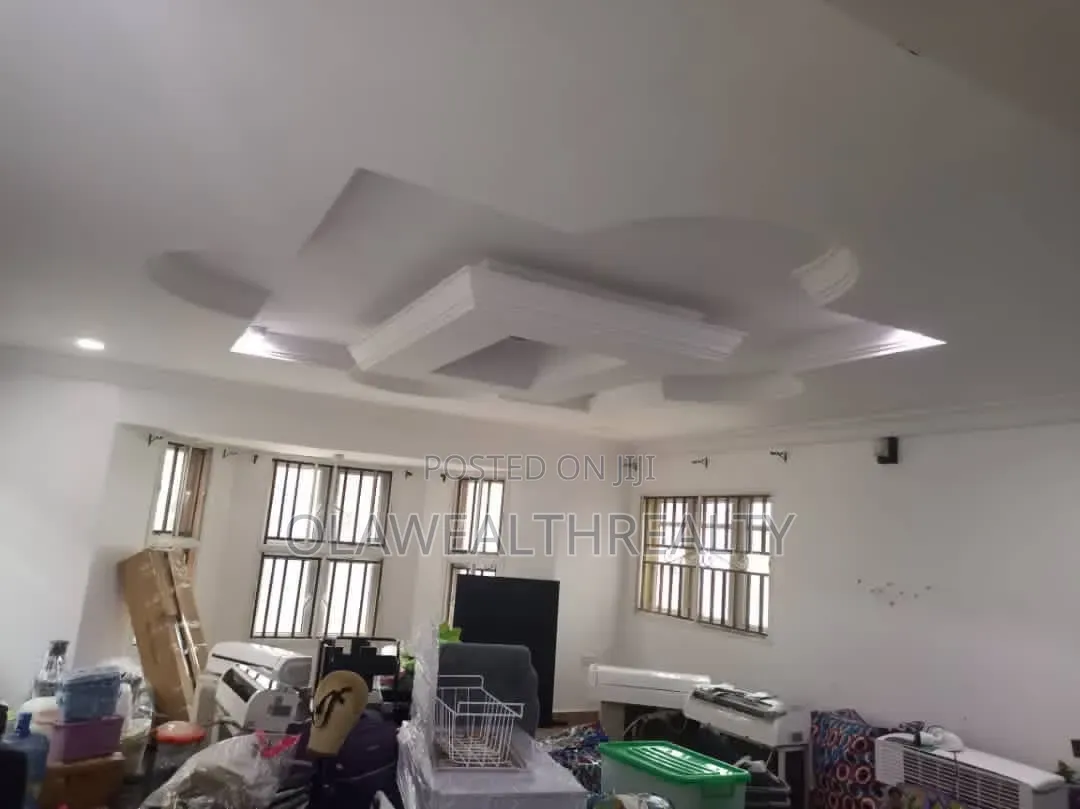 3bdrm Block of Flats in Kolapo Ishola Gra, Akobo for rent