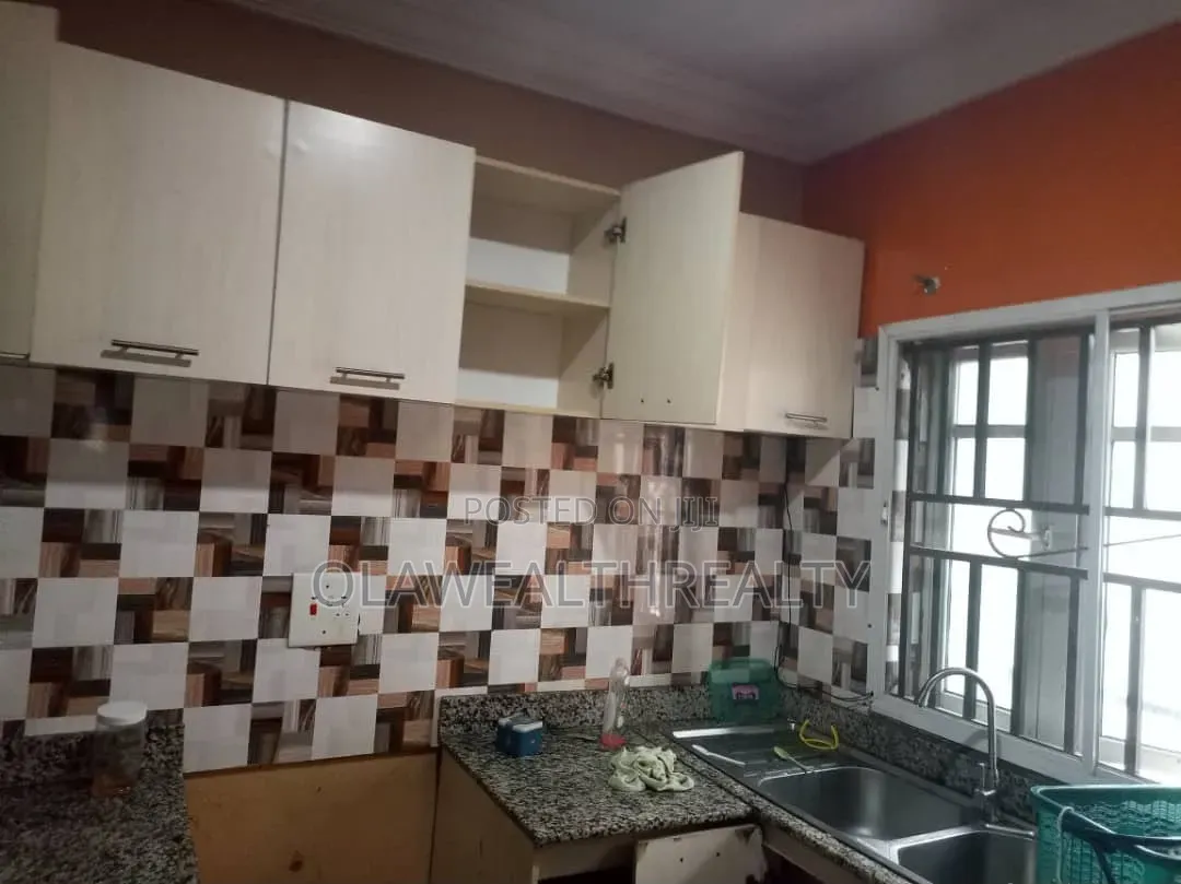 3bdrm Block of Flats in Kolapo Ishola Gra, Akobo for rent