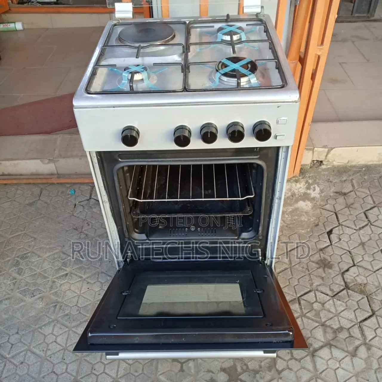 Maxi Standing Gas Cooker Solid Uk Used With Oven and Griller