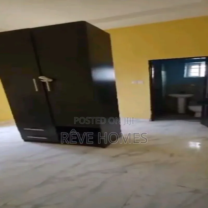 3bdrm Block of Flats in Adekunle for rent