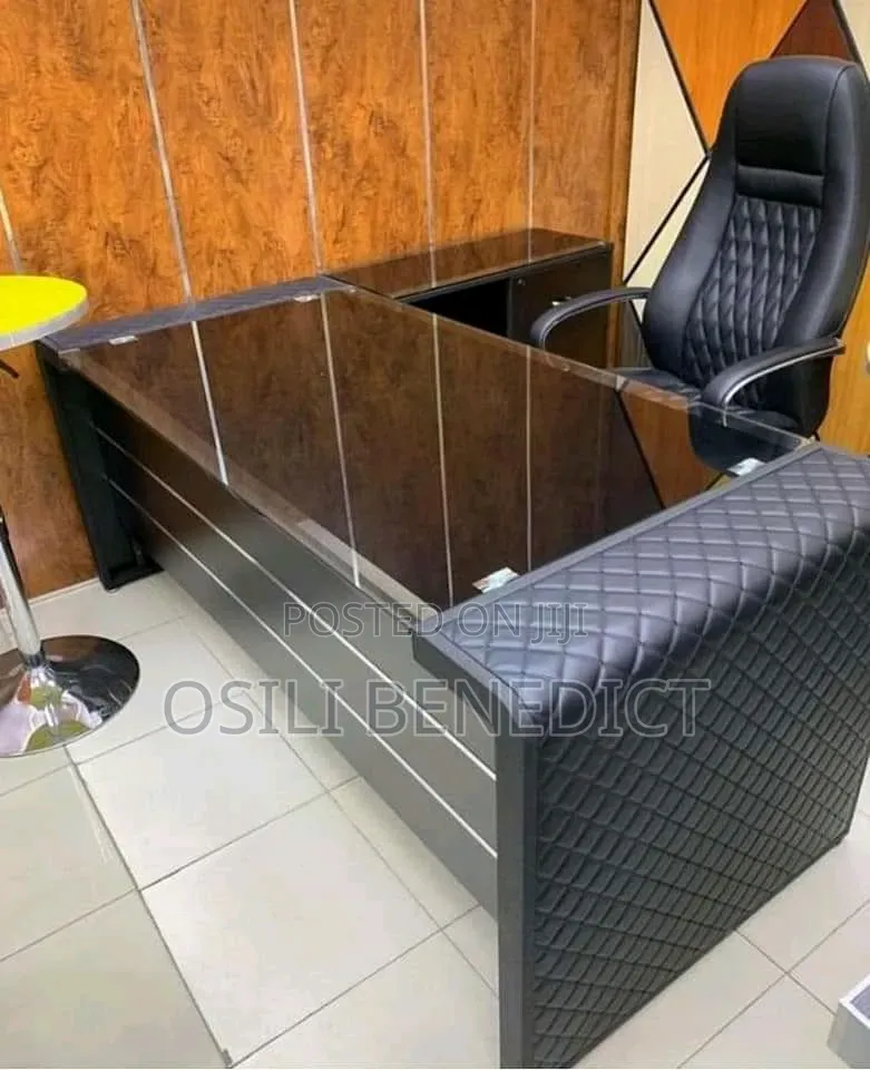 High Quality 1.6mtr Office Table With Glass Top