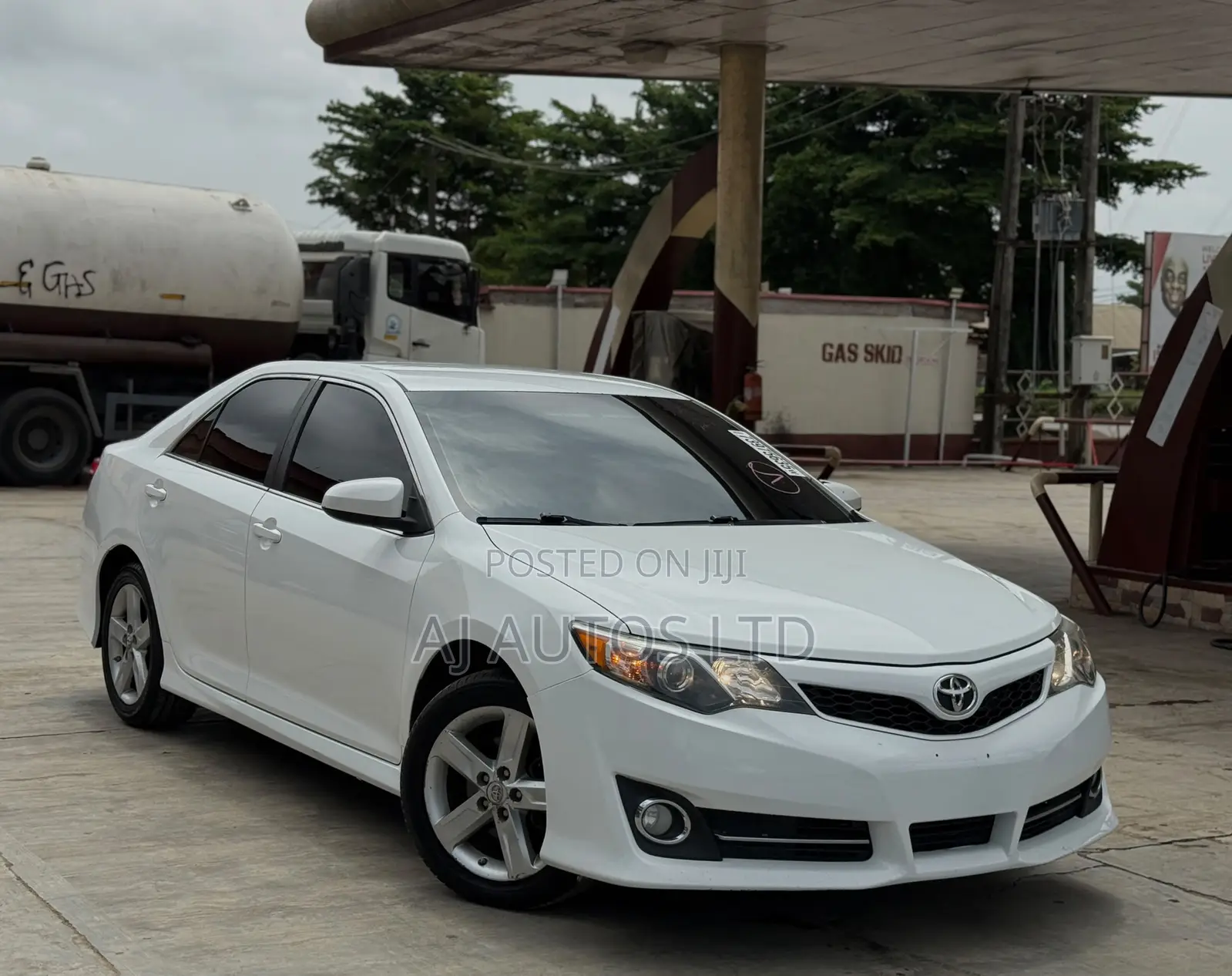 Toyota Camry SE Sport 4dr Sedan w/Prod. End 11/13 (2.5L 4cyl 6A) 2014