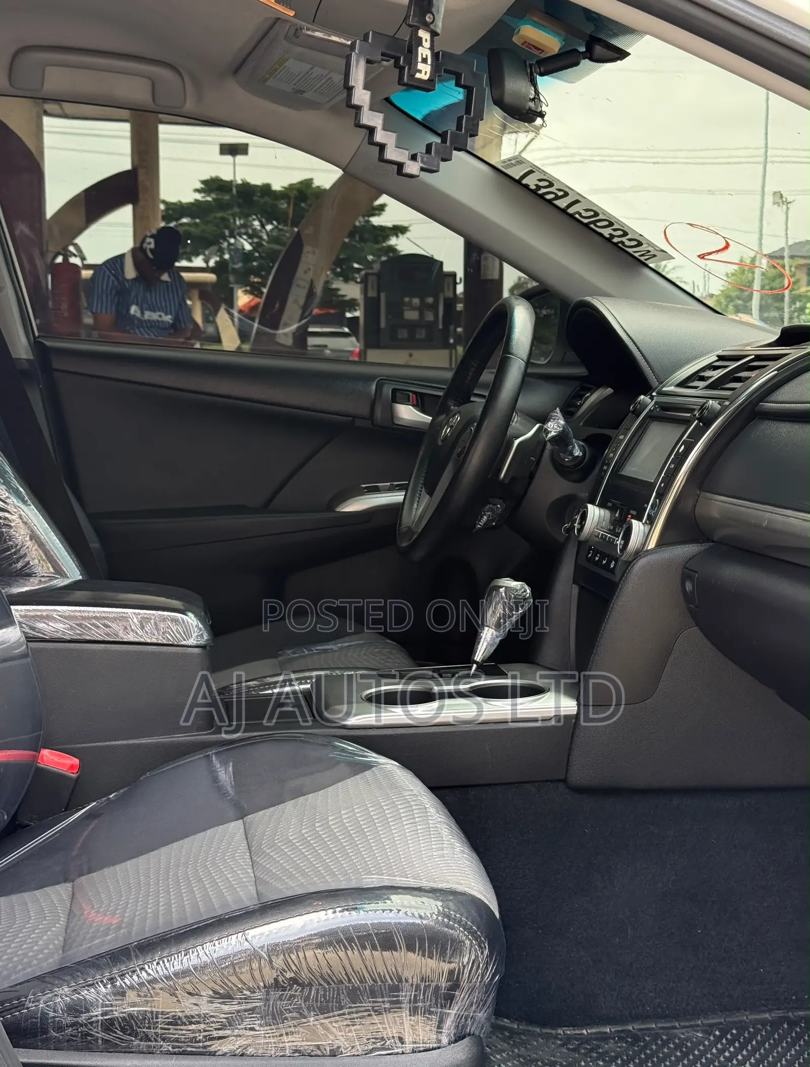 Toyota Camry SE Sport 4dr Sedan w/Prod. End 11/13 (2.5L 4cyl 6A) 2014