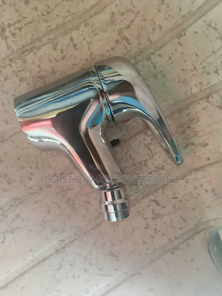 Single-Lever Bidet Mixer Tap Features an Adjustable Ball-Joint