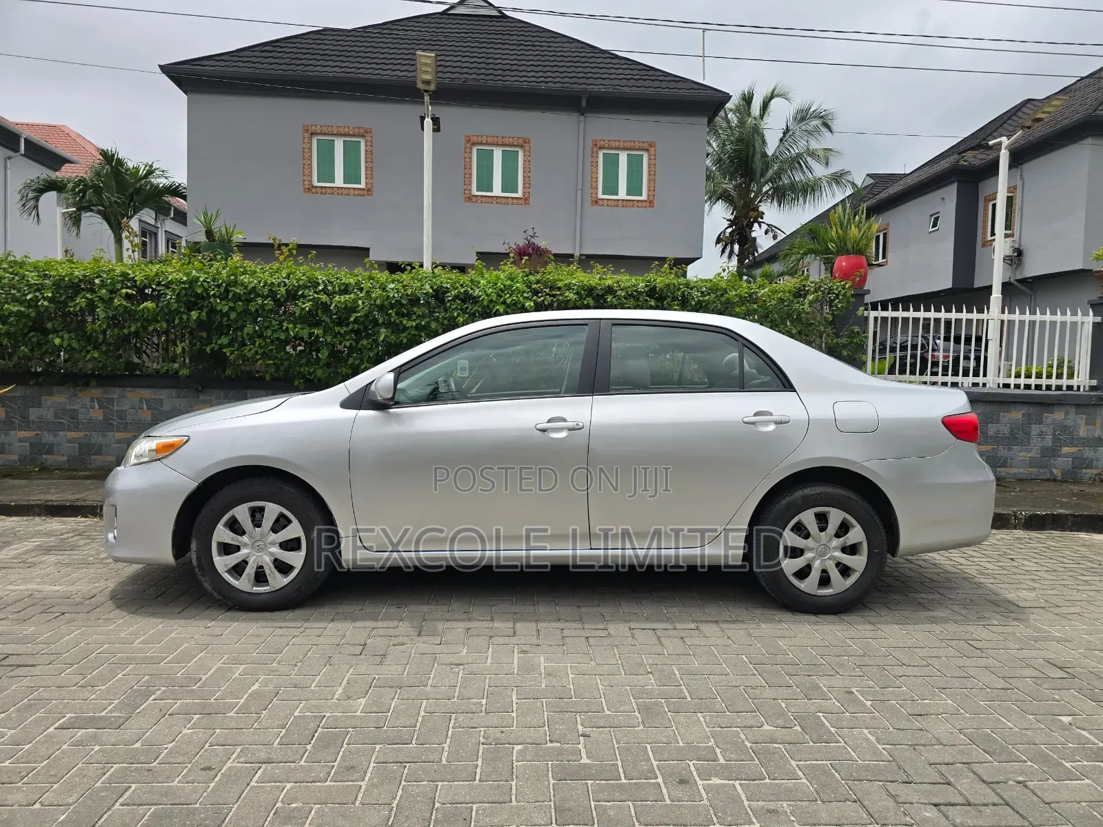 Toyota Corolla LE 4dr Sedan (1.8L 4cyl 4A) 2011 Silver