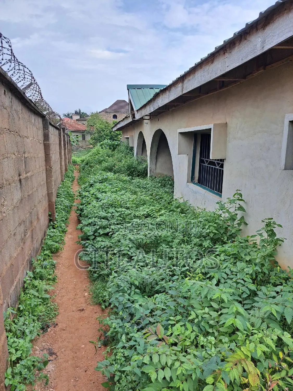 8bdrm Block of Flats in Peace Estate, Ibadan for sale