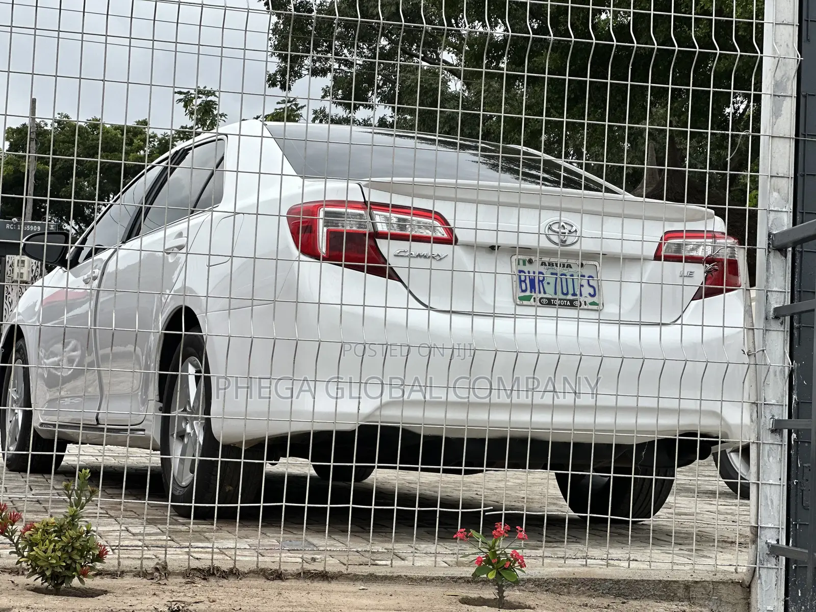 Toyota Camry LE 4dr Sedan w/Prod. End 11/13 (2.5L 4cyl 6A) 2014 White