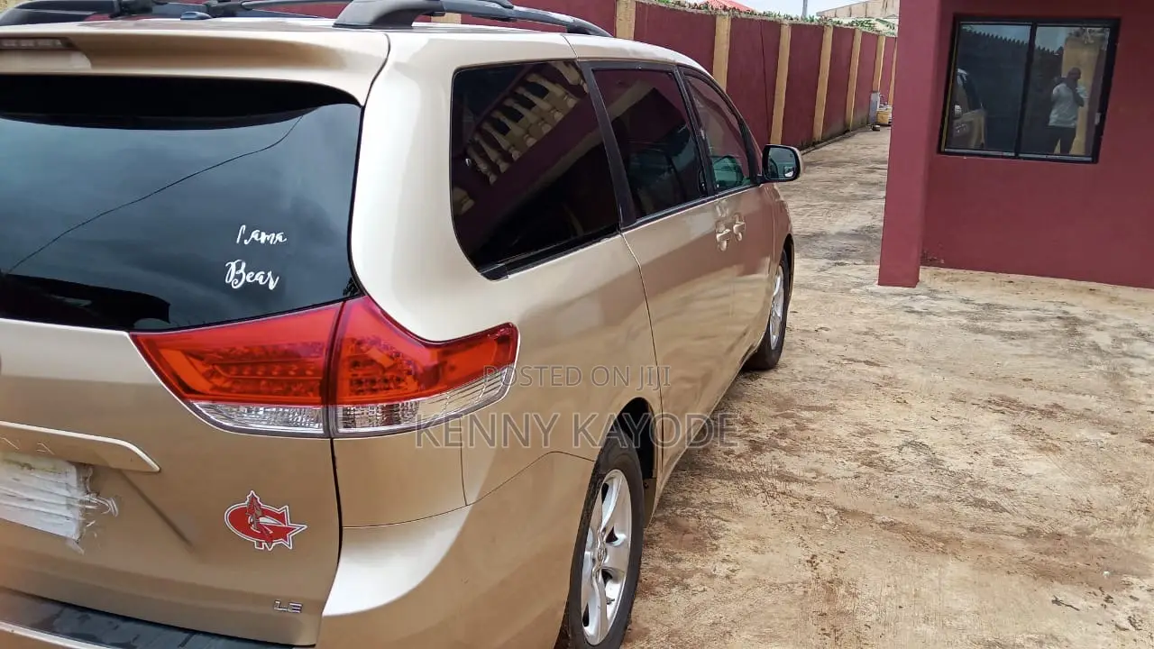 Toyota Sienna LE FWD 8-Passenger 2013 Gold