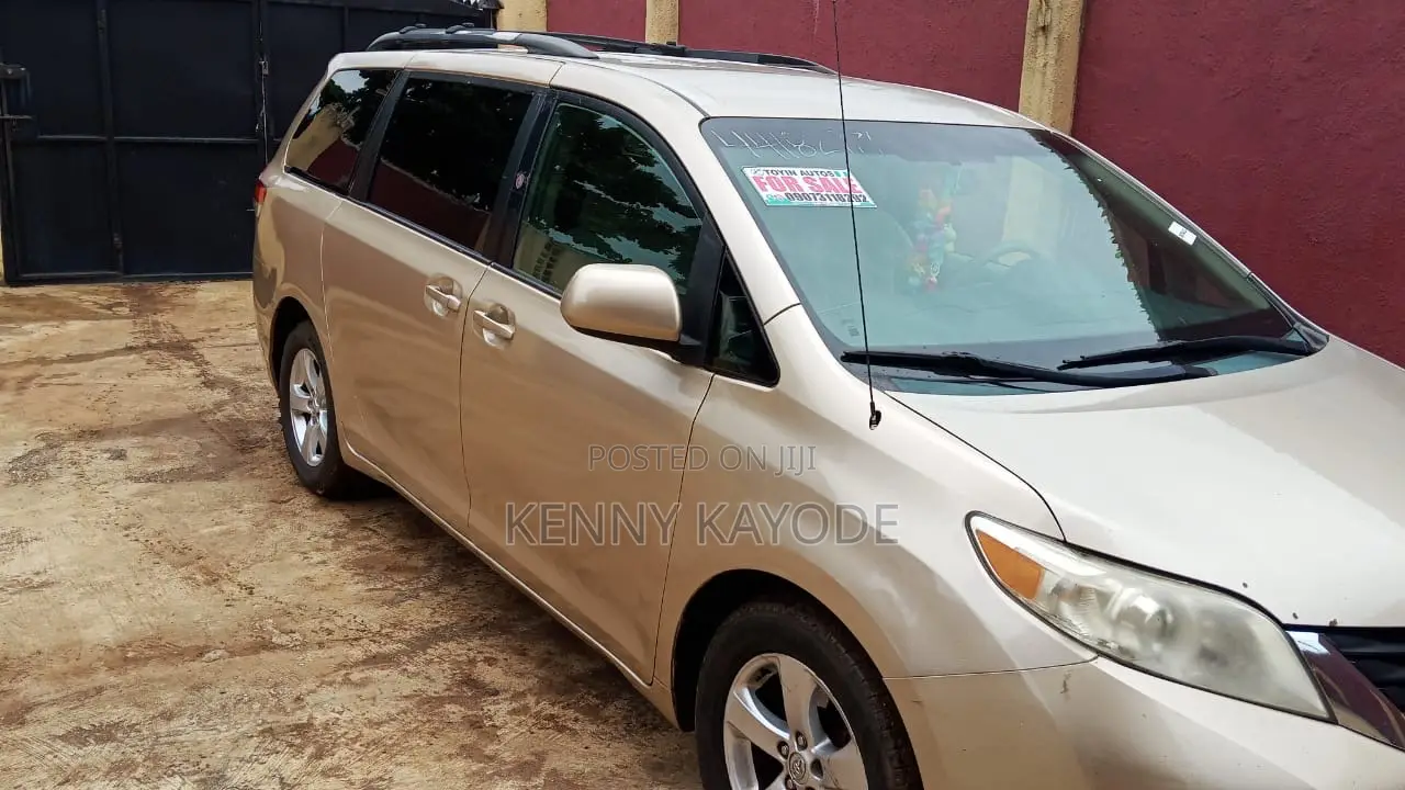 Toyota Sienna LE FWD 8-Passenger 2013 Gold