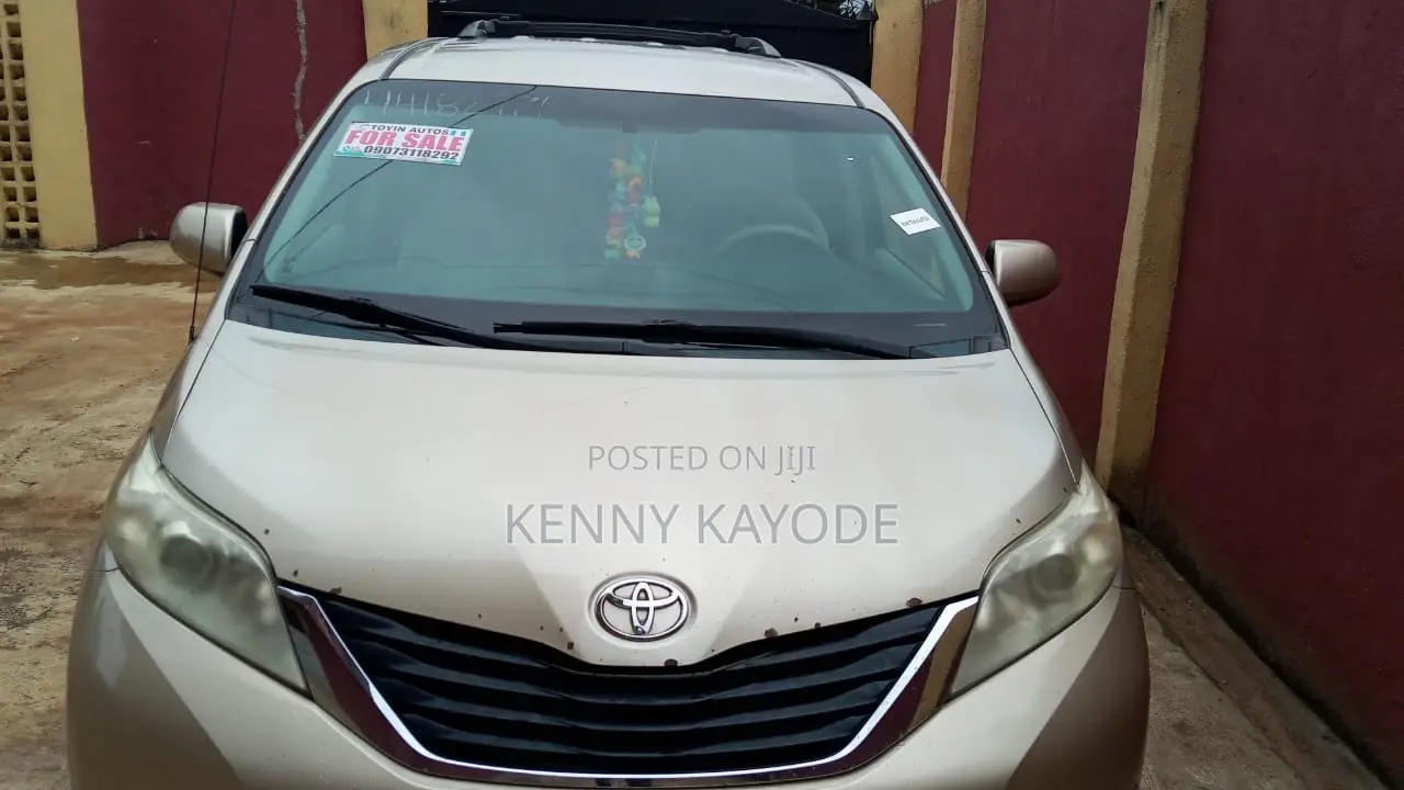 Toyota Sienna LE FWD 8-Passenger 2013 Gold