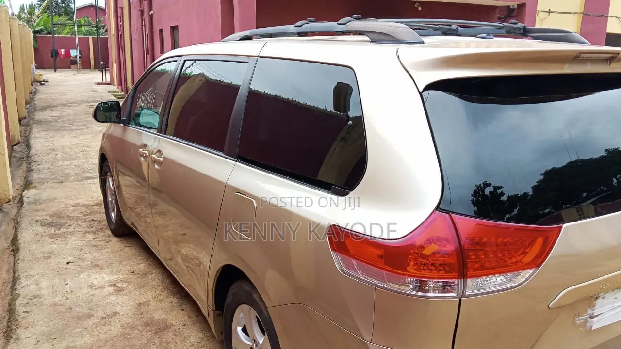 Toyota Sienna LE FWD 8-Passenger 2013 Gold