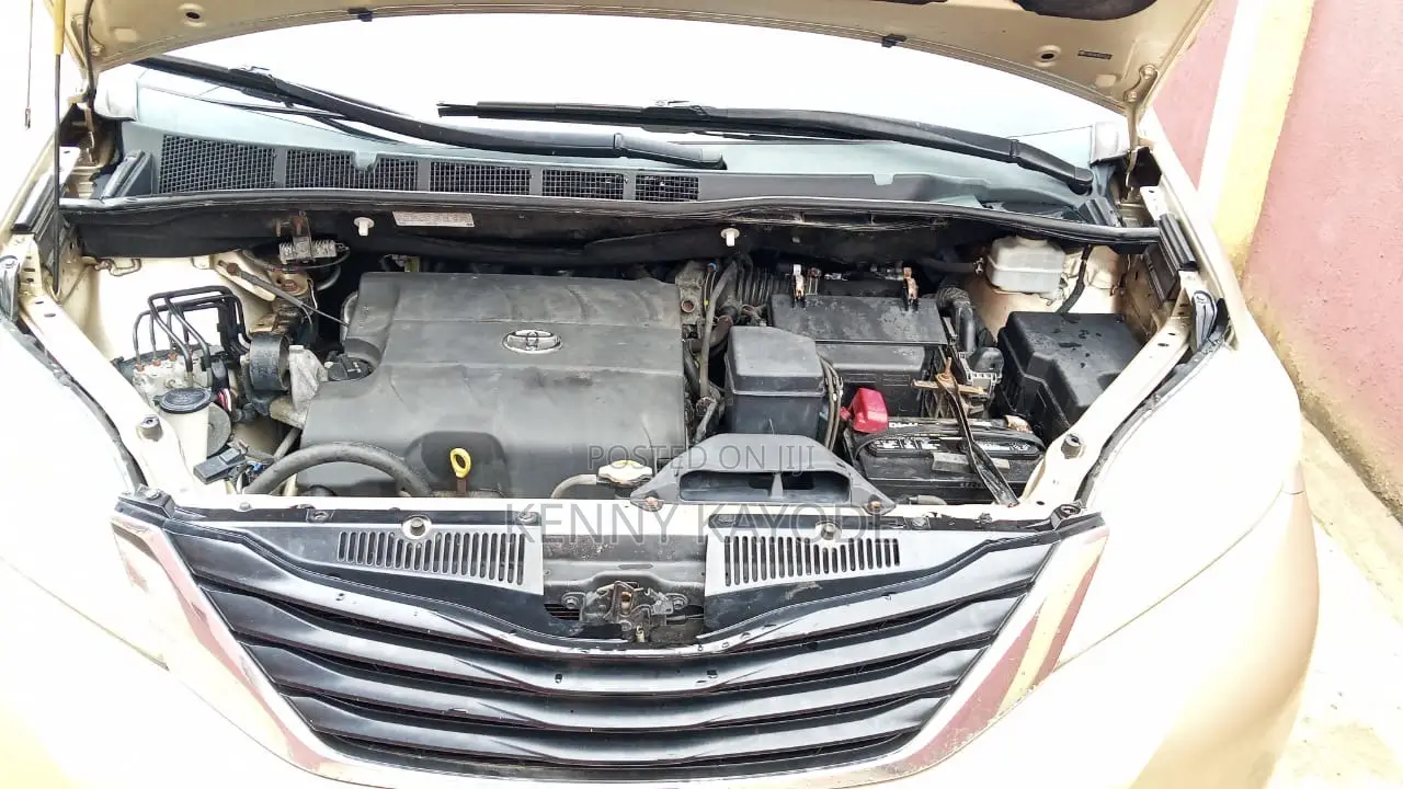 Toyota Sienna LE FWD 8-Passenger 2013 Gold
