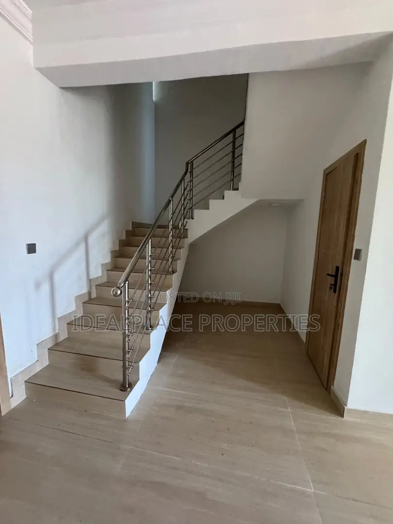 2bdrm Maisonette in Lekki Phase 1 for sale