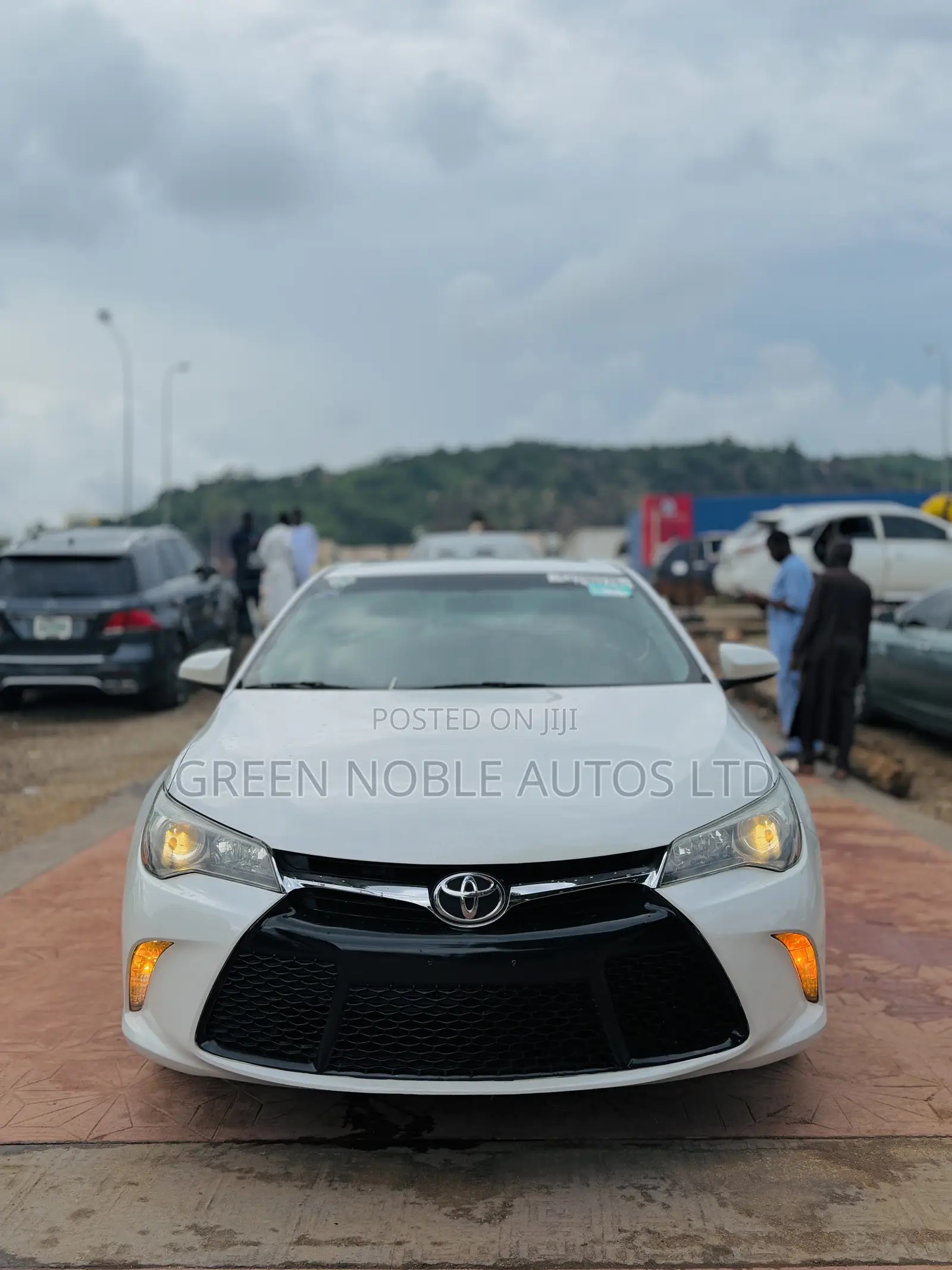 Toyota Camry SE w/Special Edition Pkg (2.5L 4cyl 6A) 2016 White