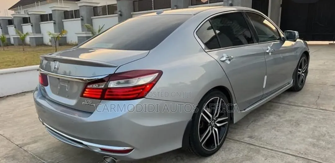 Honda Accord Touring V6 4dr Sedan FWD (3.5L 6cyl 6A) 2017 Silver