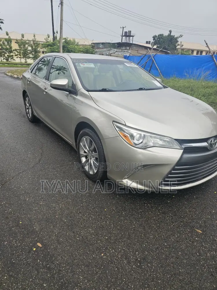 Toyota Camry 2016 Gold