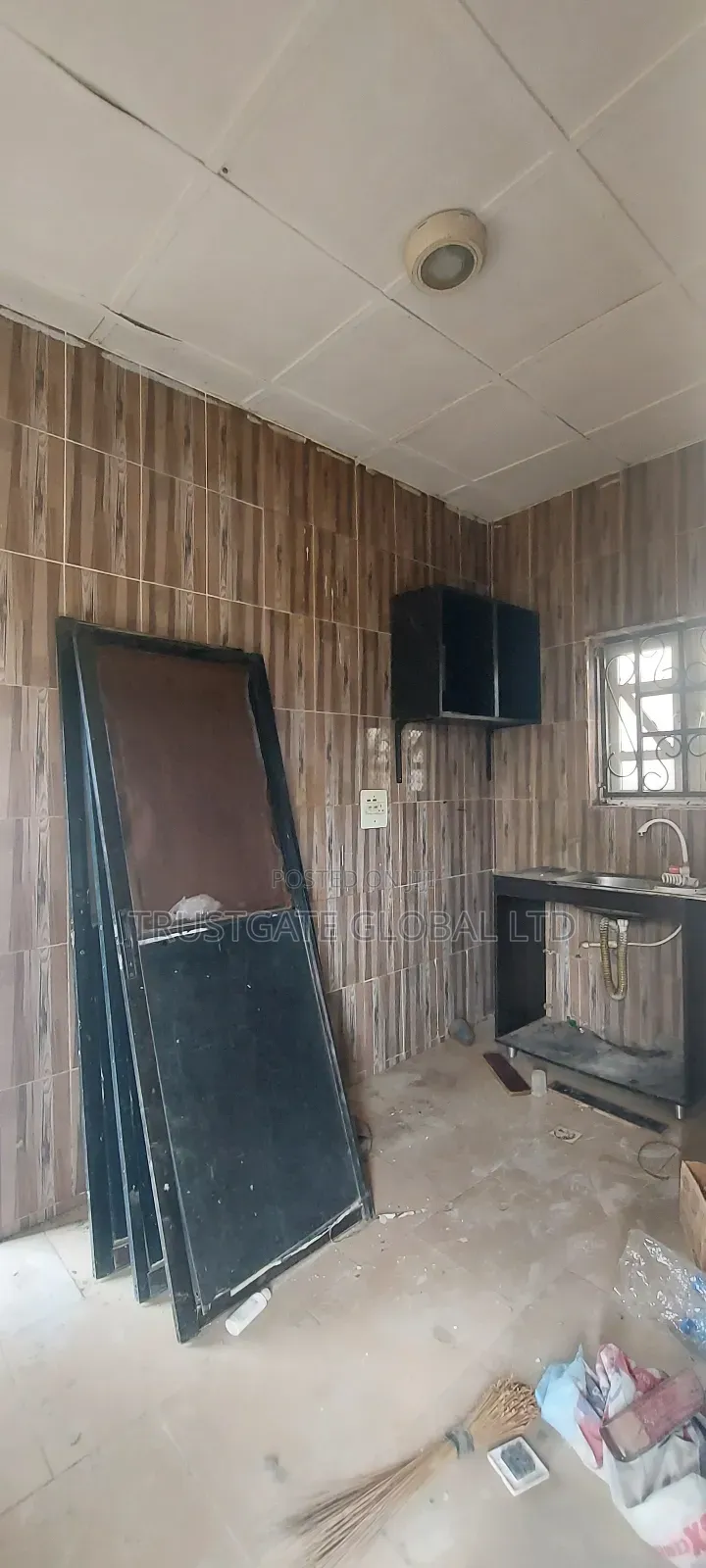 2bdrm House in Broadview Estate, Idu Industrial for rent