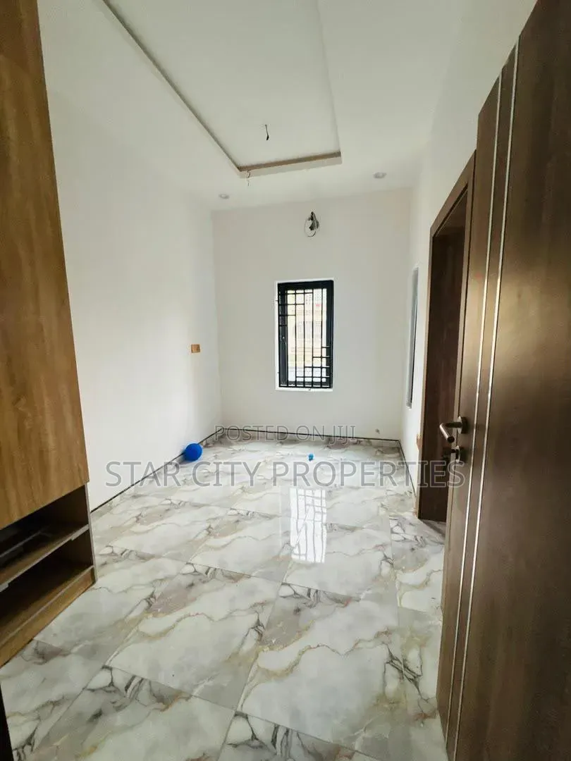 2bdrm Apartment in Surulere Lagos, Western Avenue for sale