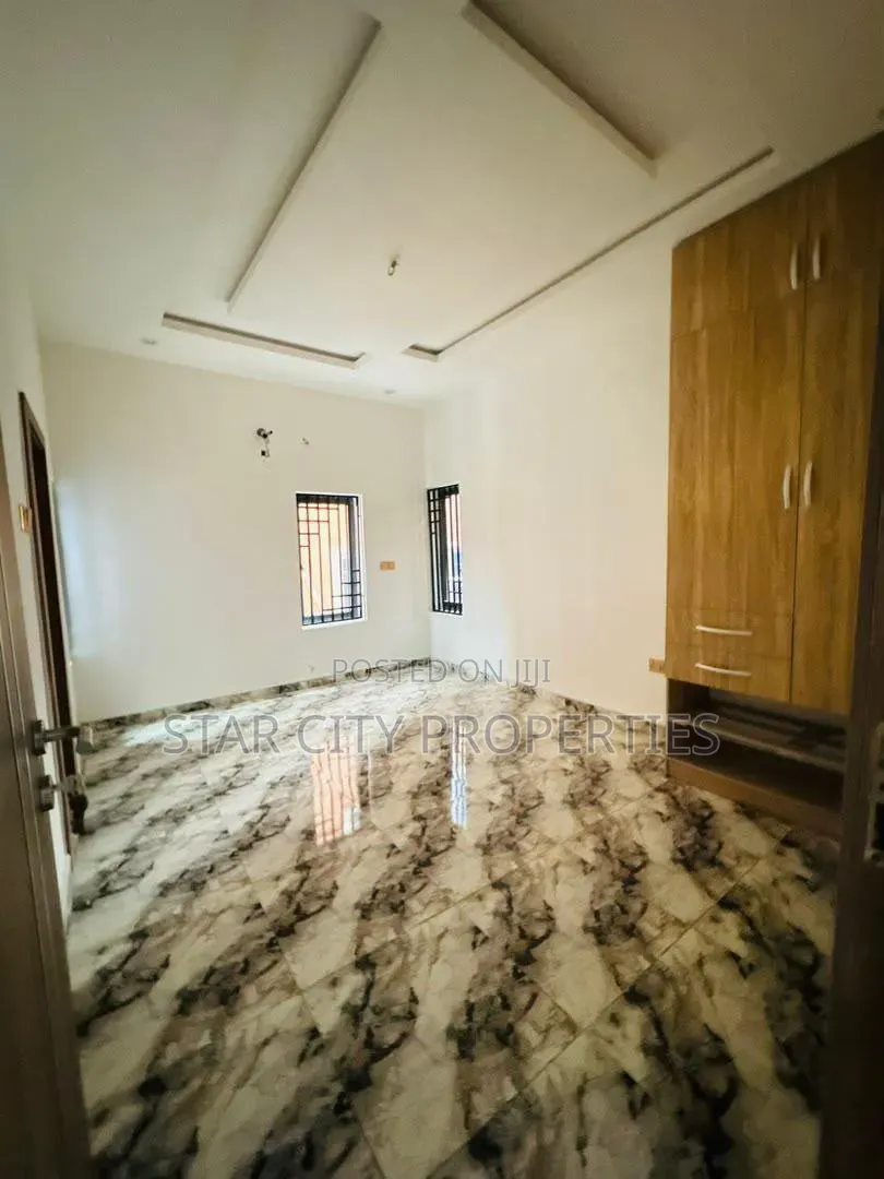2bdrm Apartment in Surulere Lagos, Western Avenue for sale