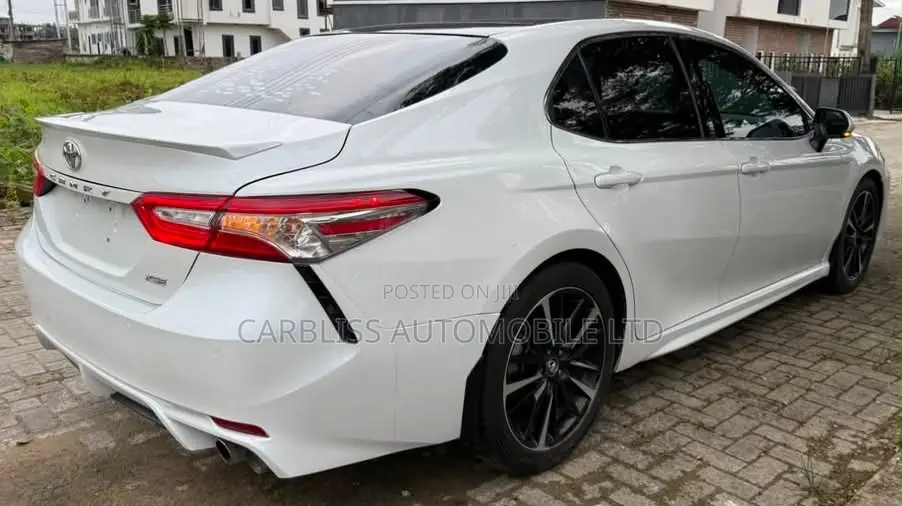 Toyota Camry XSE FWD (2.5L 4cyl 8AM) 2018 Off white