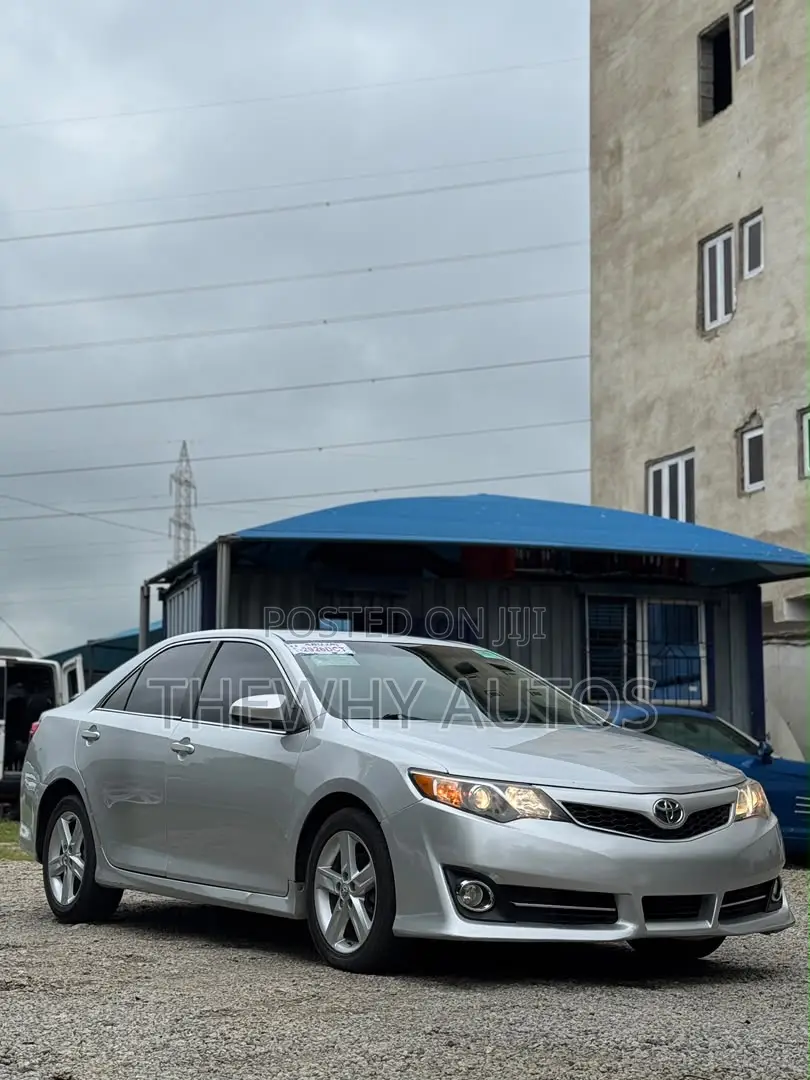 Toyota Camry SE 4dr Sedan (2.5L 4cyl 6A) 2014 Silver