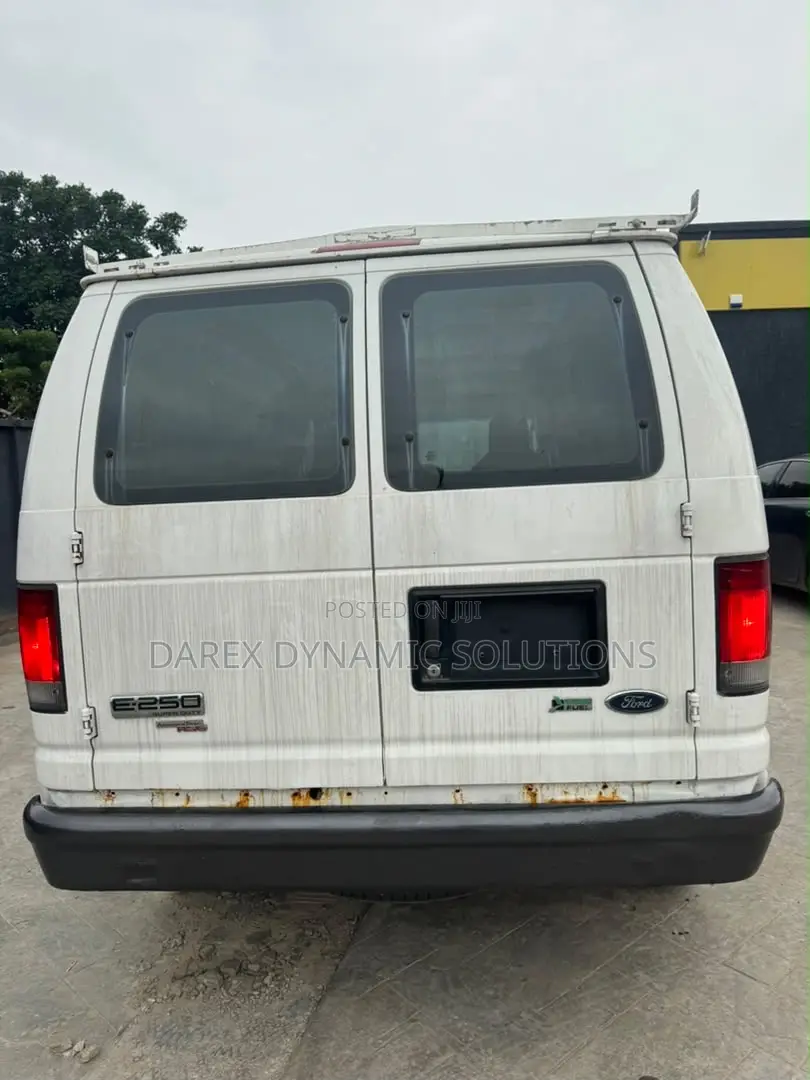 Ford E-250 Van 2011 White