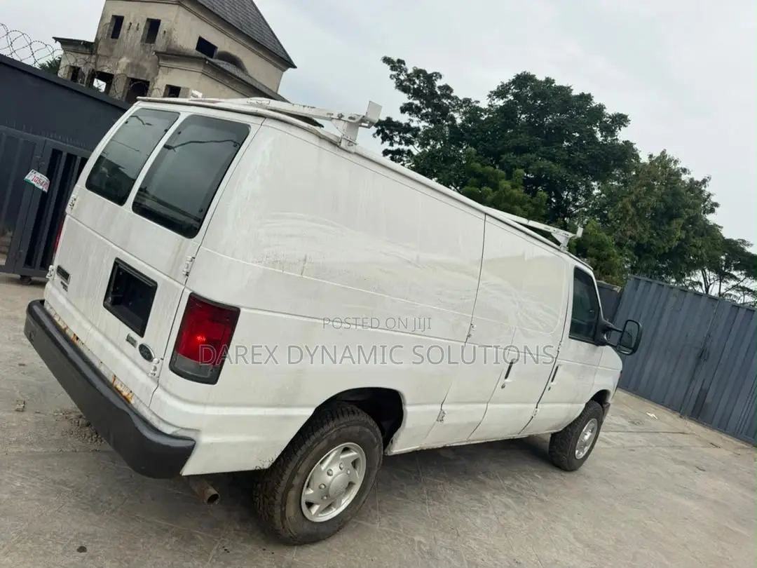 Ford E-250 Van 2011 White