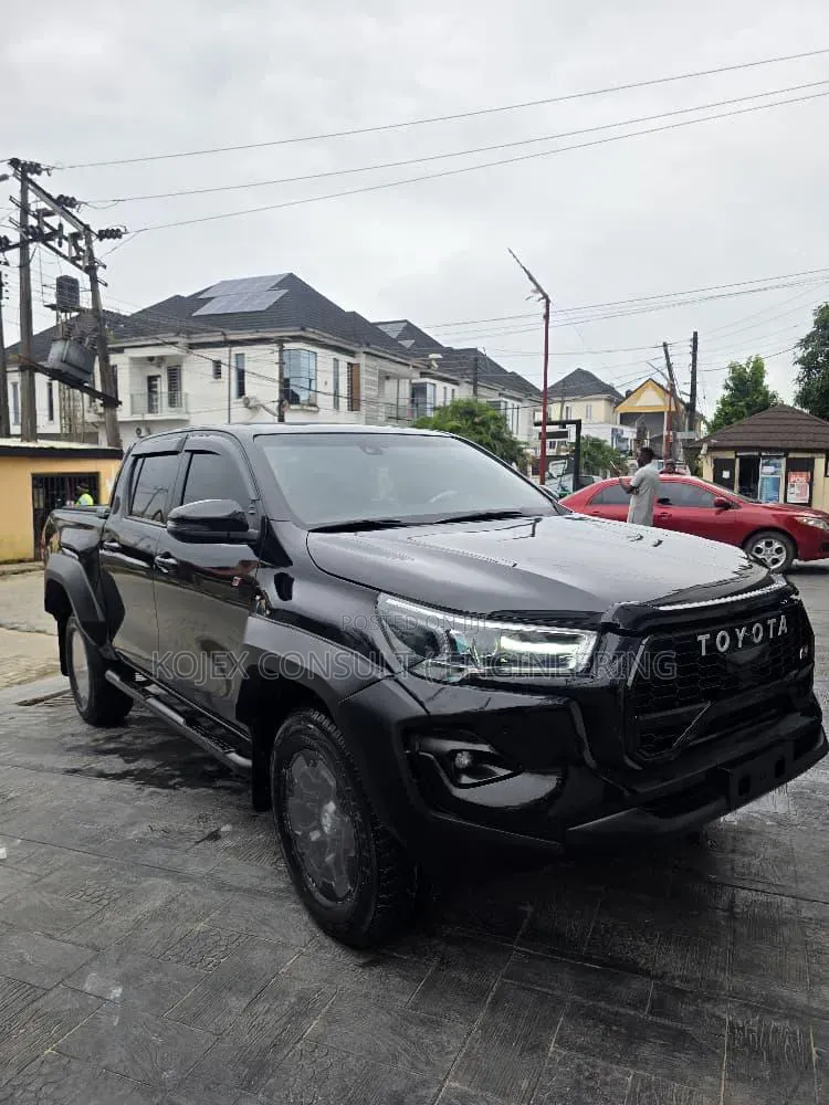 Toyota Hilux 2025 Black