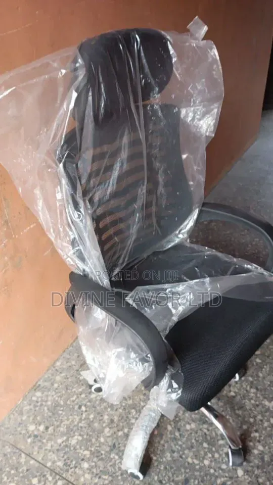 Dealer on Swivel Office Chair