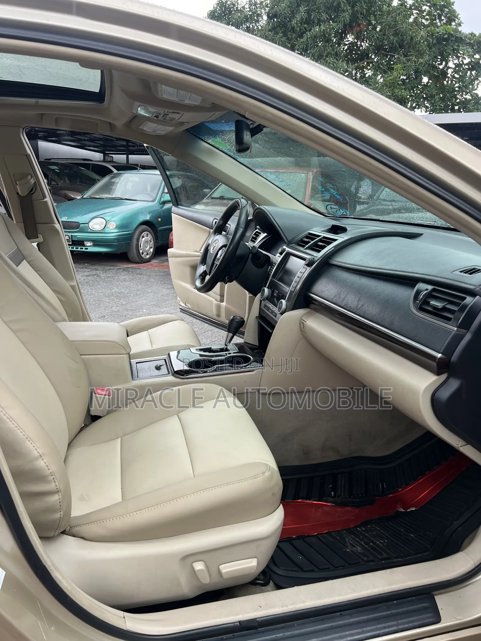 Toyota Camry XLE V6 4dr Sedan (3.5L 6cyl 6A) 2012 Gold