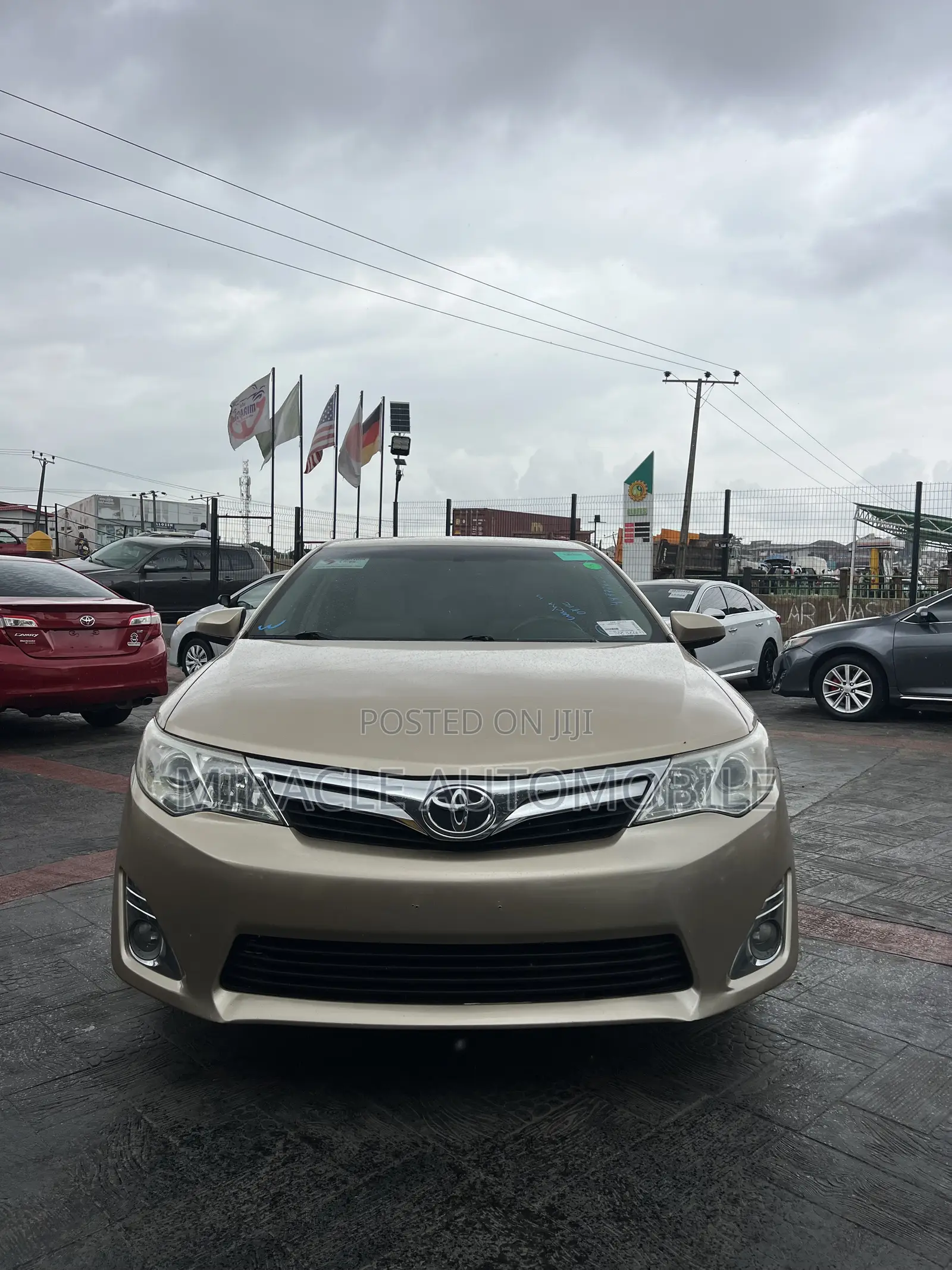Toyota Camry XLE V6 4dr Sedan (3.5L 6cyl 6A) 2012 Gold