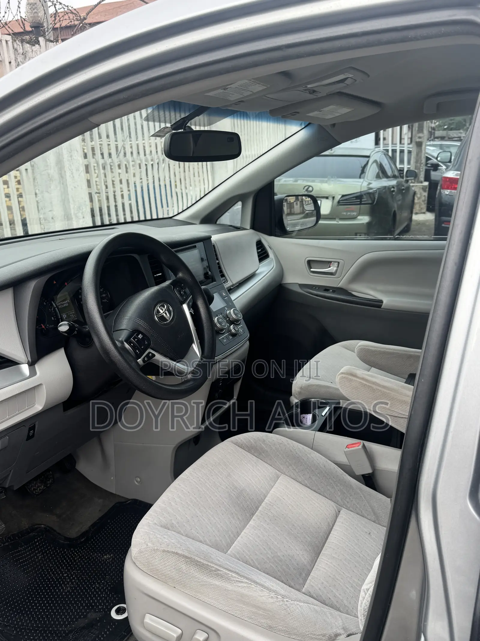 Toyota Sienna LE 8 Passenger (3.5L 6cyl 8A) 2017 Silver