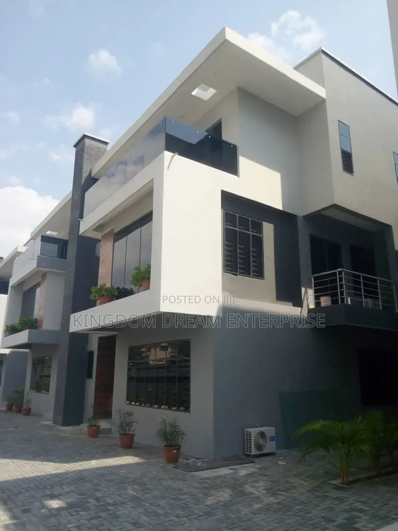 5bdrm Duplex in Oniru Victoria for sale