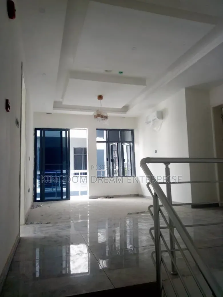 5bdrm Duplex in Oniru Victoria for sale