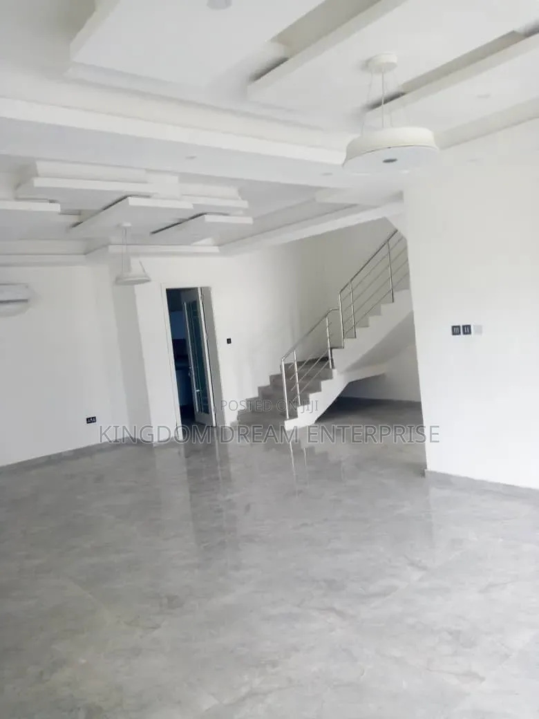 5bdrm Duplex in Oniru Victoria for sale