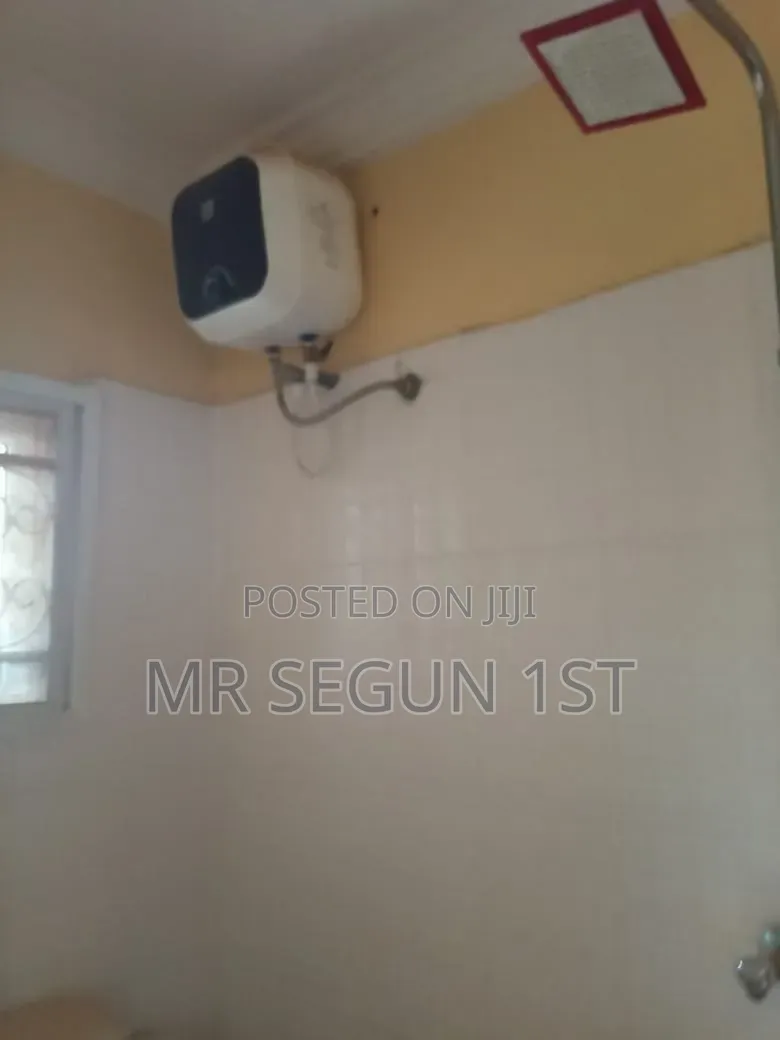 3bdrm Block of Flats in Adebomi Estate, Akala Express for rent
