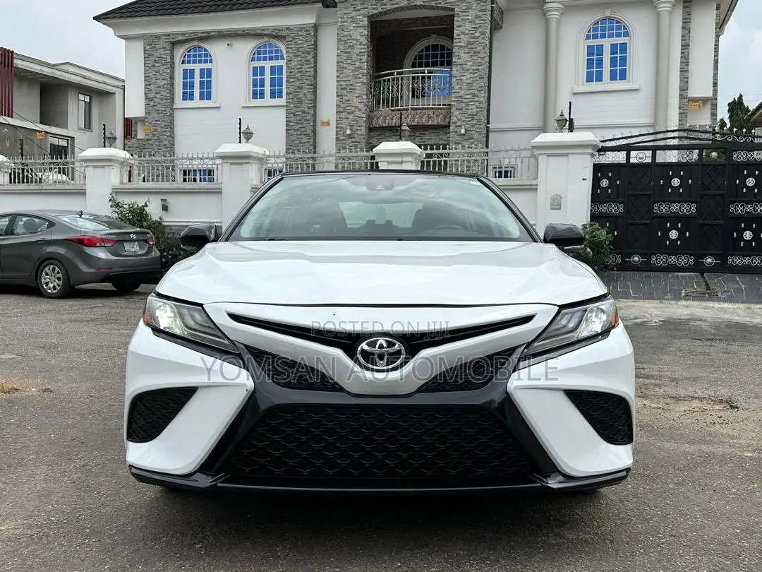 Toyota Camry XSE FWD (2.5L 4cyl 8AM) 2018 White
