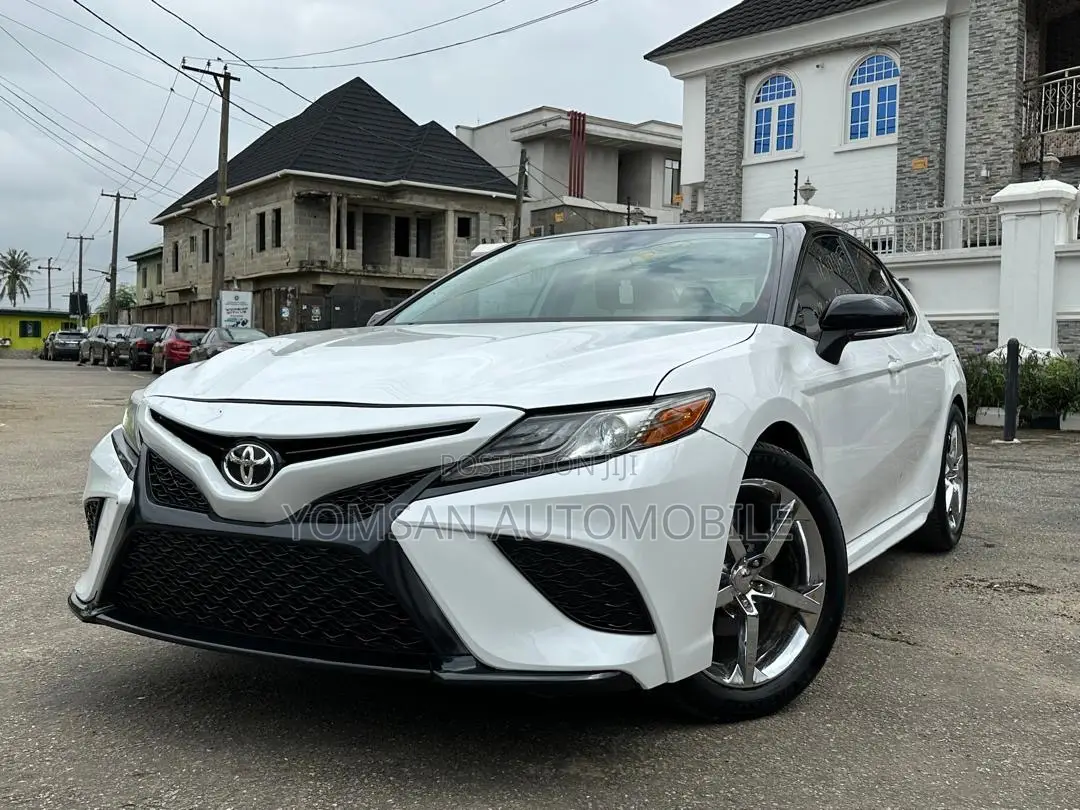 Toyota Camry XSE FWD (2.5L 4cyl 8AM) 2018 White