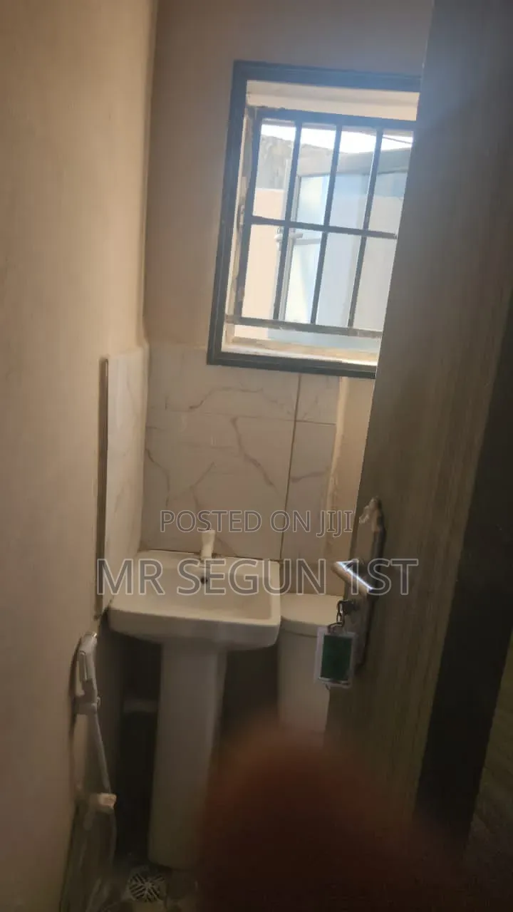 3bdrm Block of Flats in Adebomi Estate, Akala Express for rent