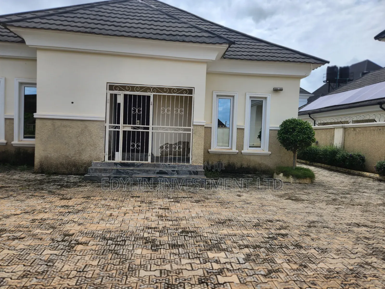 3bdrm Bungalow in Inside An Estate, Galadimawa for sale