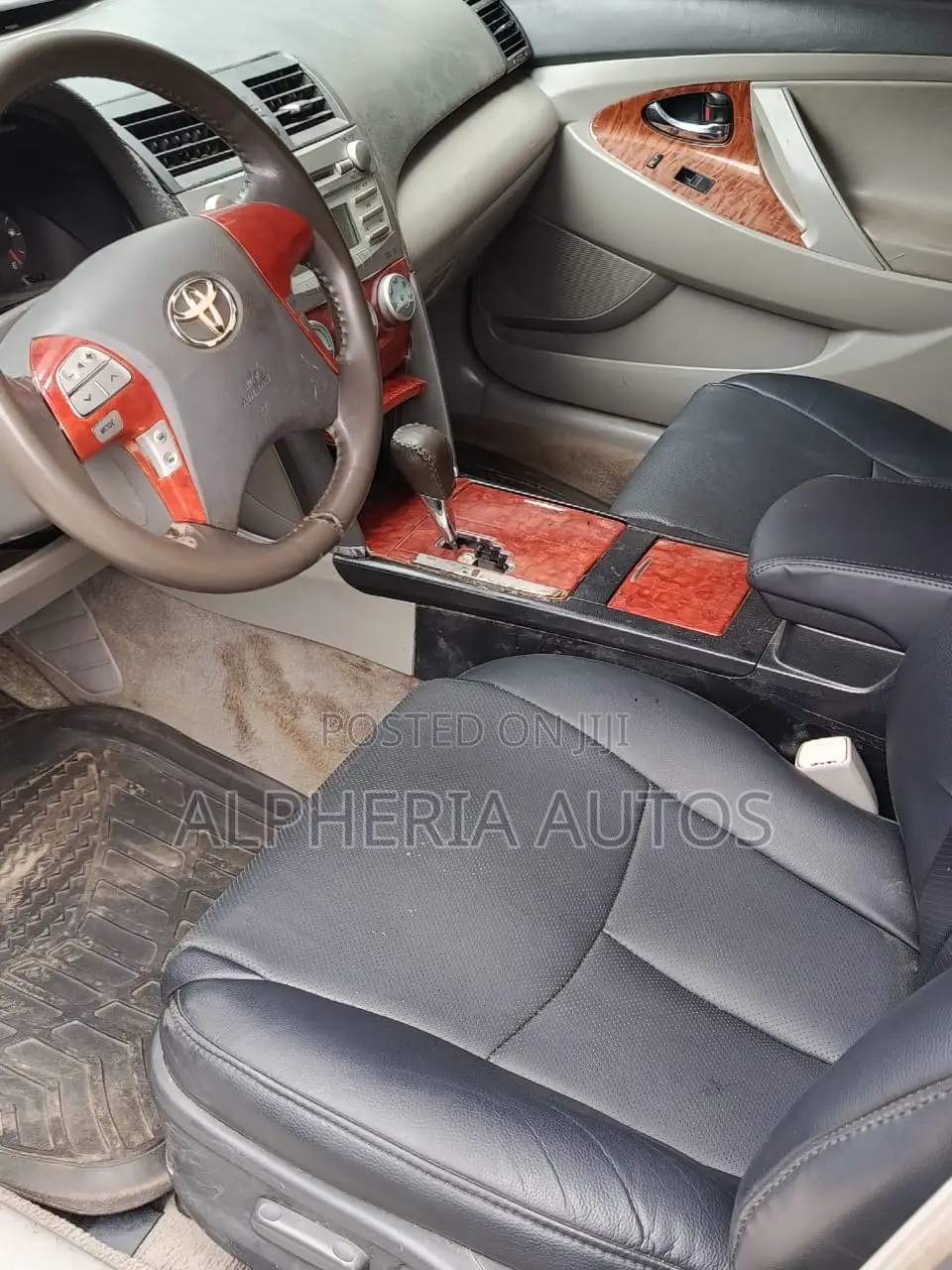 Toyota Camry XLE 4dr Sedan (2.5L 4cyl 6A) 2011 Gray