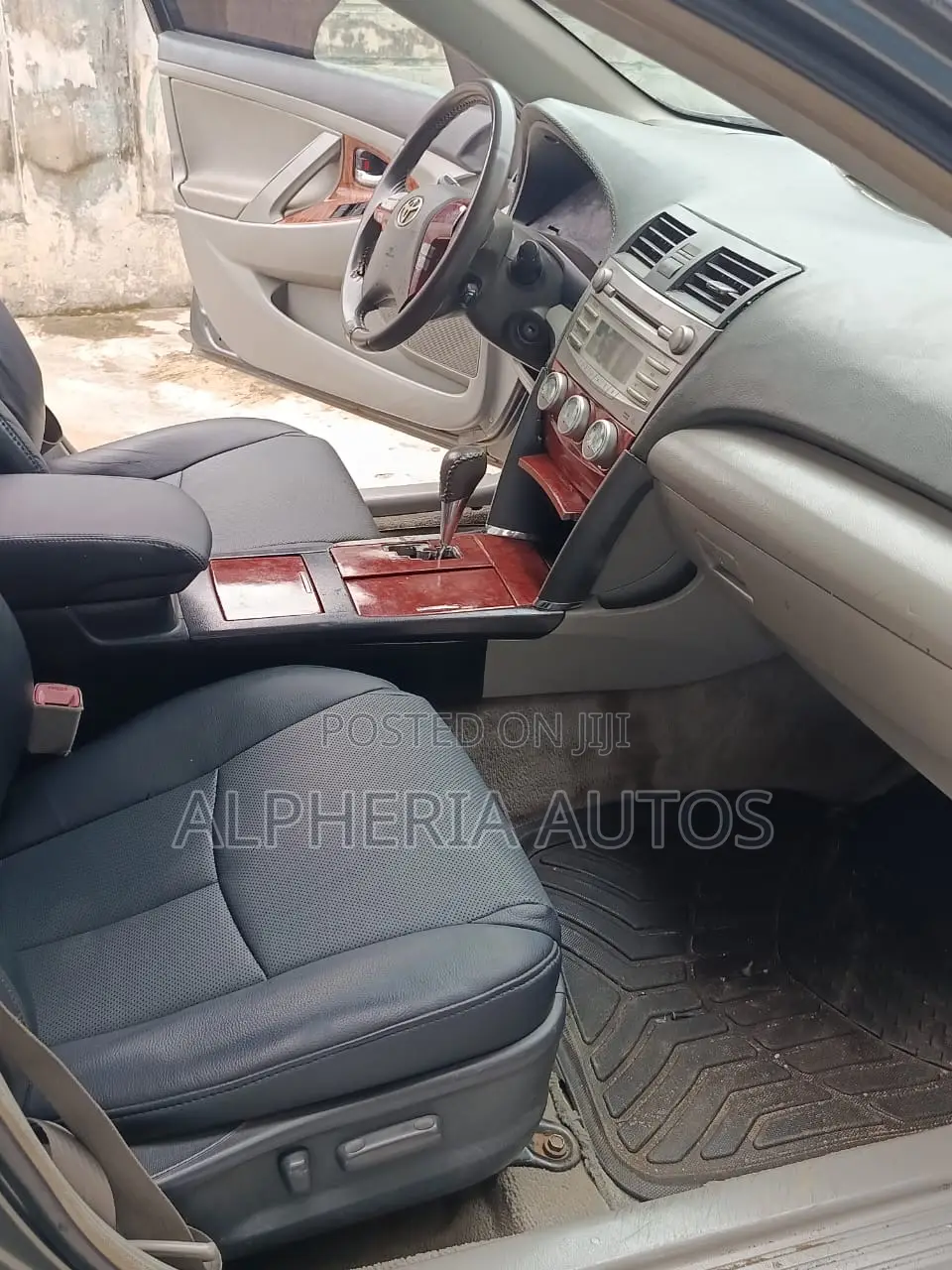 Toyota Camry XLE 4dr Sedan (2.5L 4cyl 6A) 2011 Gray