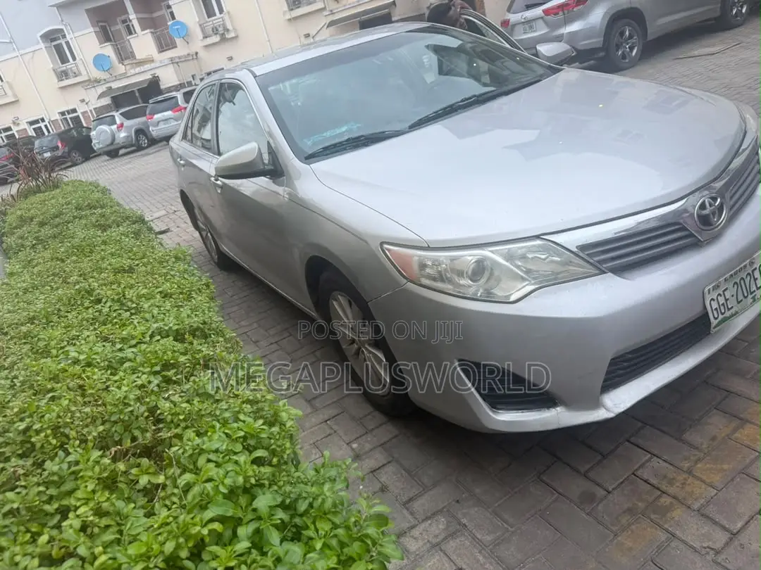 Toyota Camry LE 4dr Sedan (2.5L 4cyl 6A) 2014 Silver