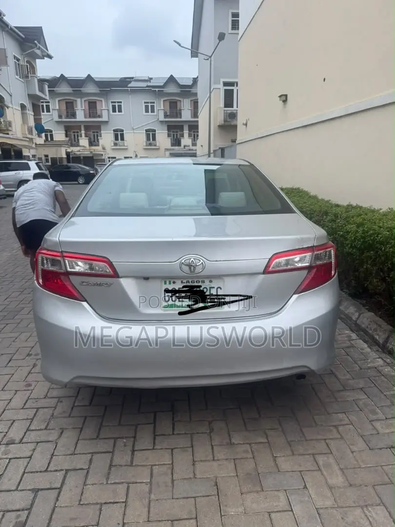 Toyota Camry LE 4dr Sedan (2.5L 4cyl 6A) 2014 Silver