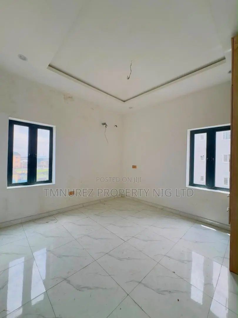 2bdrm Apartment in Surulere for sale